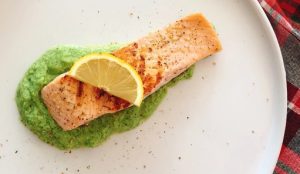 Lee más sobre el artículo Lomo de salmón con puré de brócoli. Receta FIT6