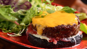 Lee más sobre el artículo Hamburguesa con queso chedder y vegetales salteados.