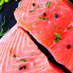 Brochetas coloridas de salmón